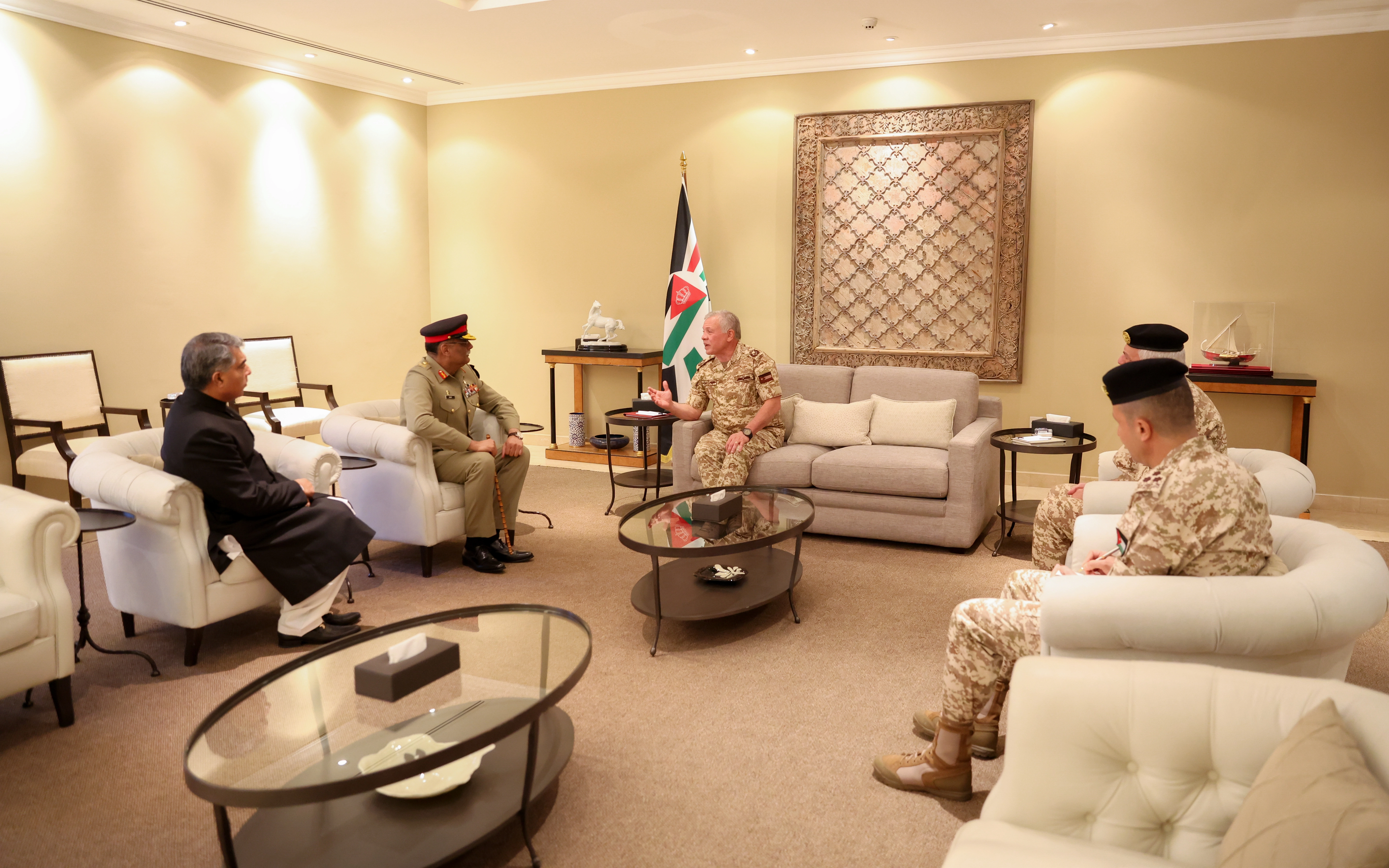 King receives Pakistan army chief