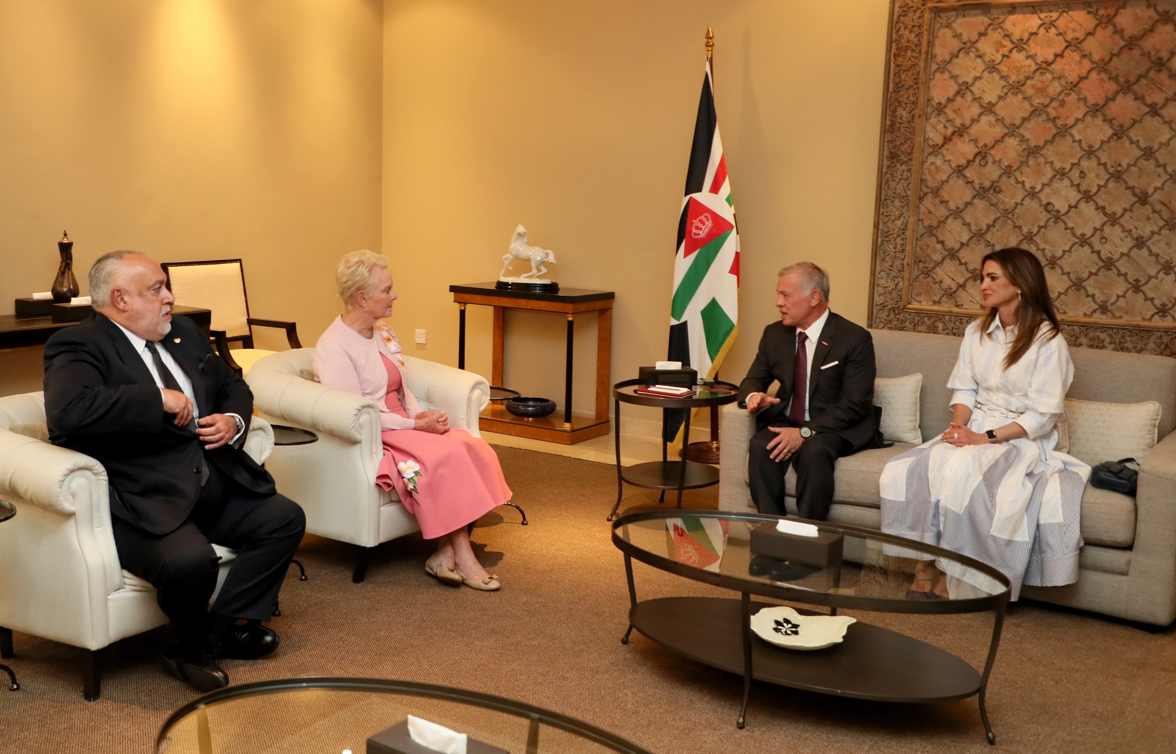 King receives WFP chief, stresses need to maintain flow of humanitarian aid to Gaza