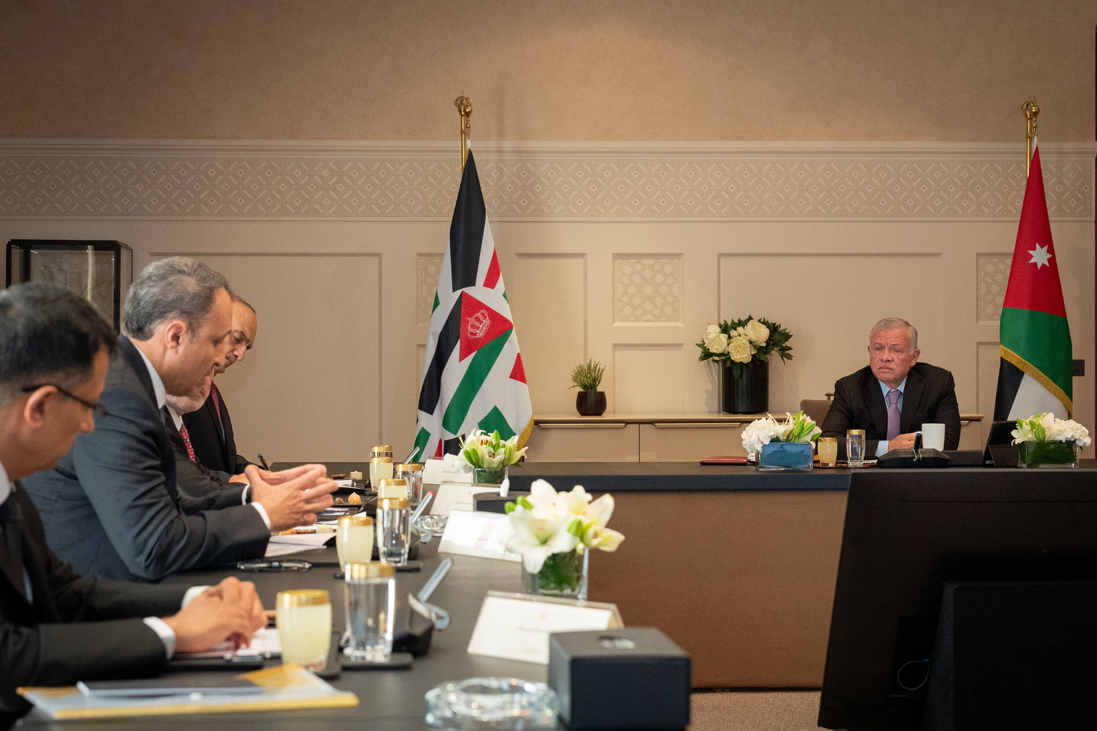 King meets representatives of textile industry