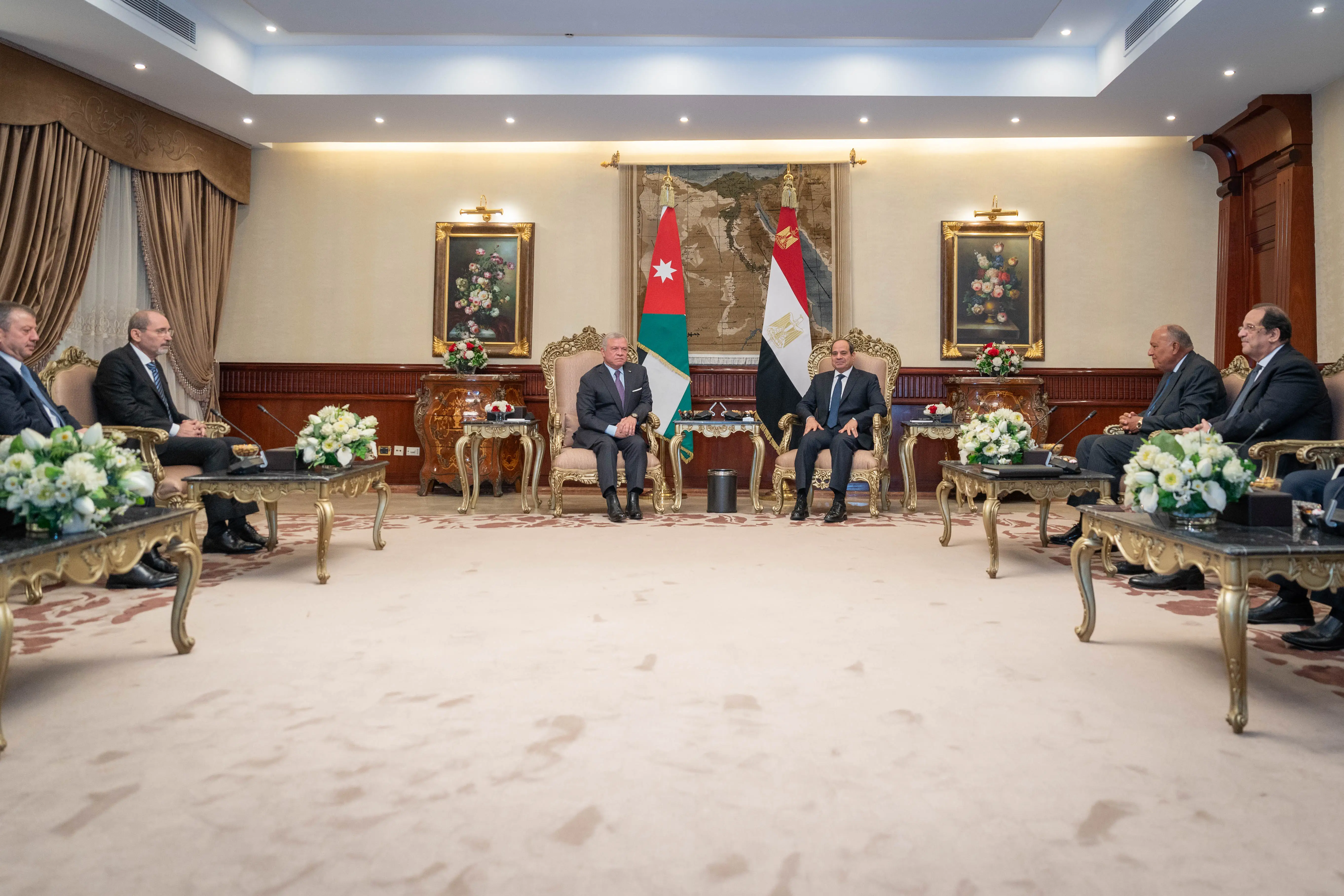الملك والرئيس المصري يؤكدان رفض سياسة العقاب الجماعي على غزة