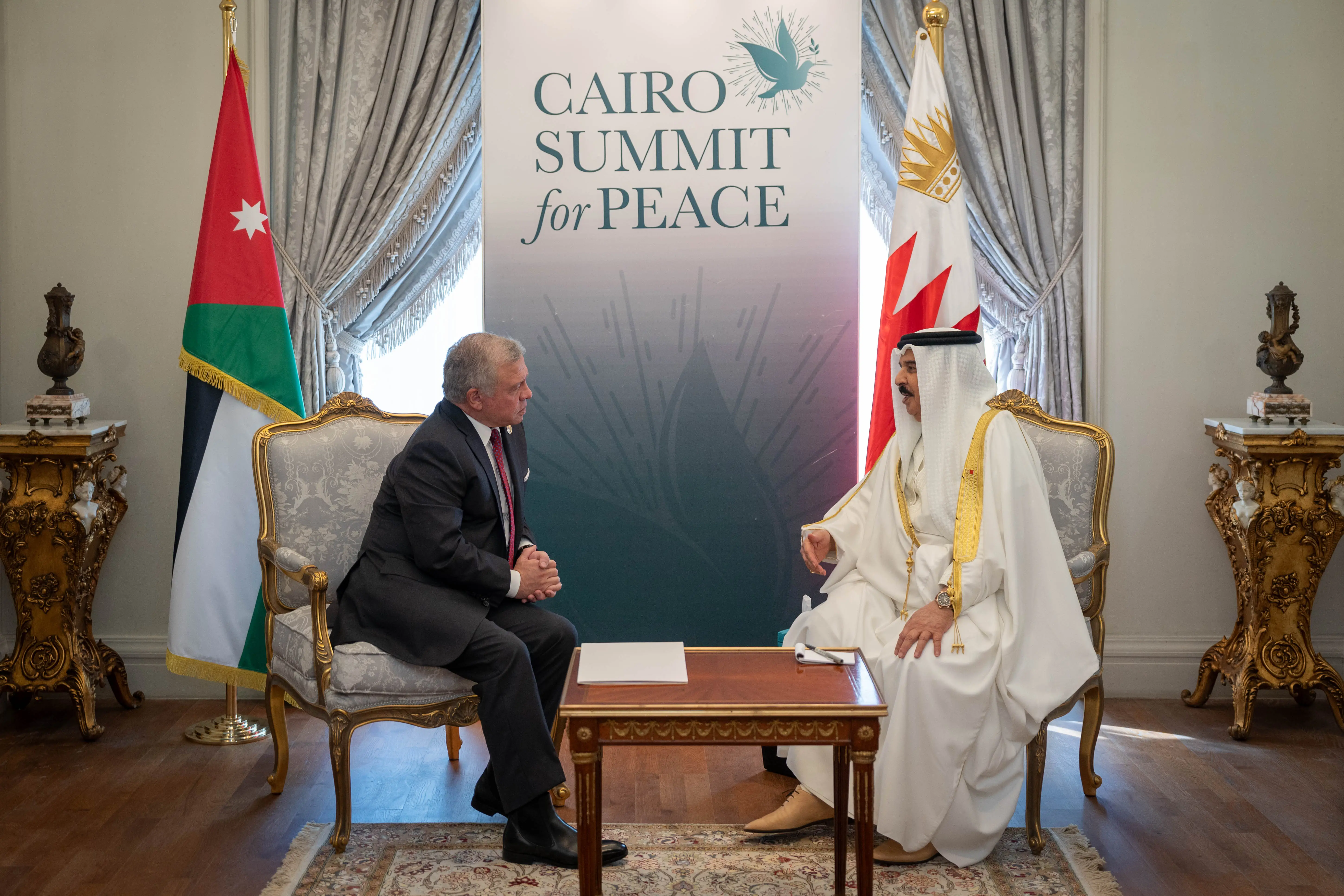 الملك والعاهل البحريني يؤكدان ضرورة تكثيف بذل الجهود العربية لوقف الحرب
