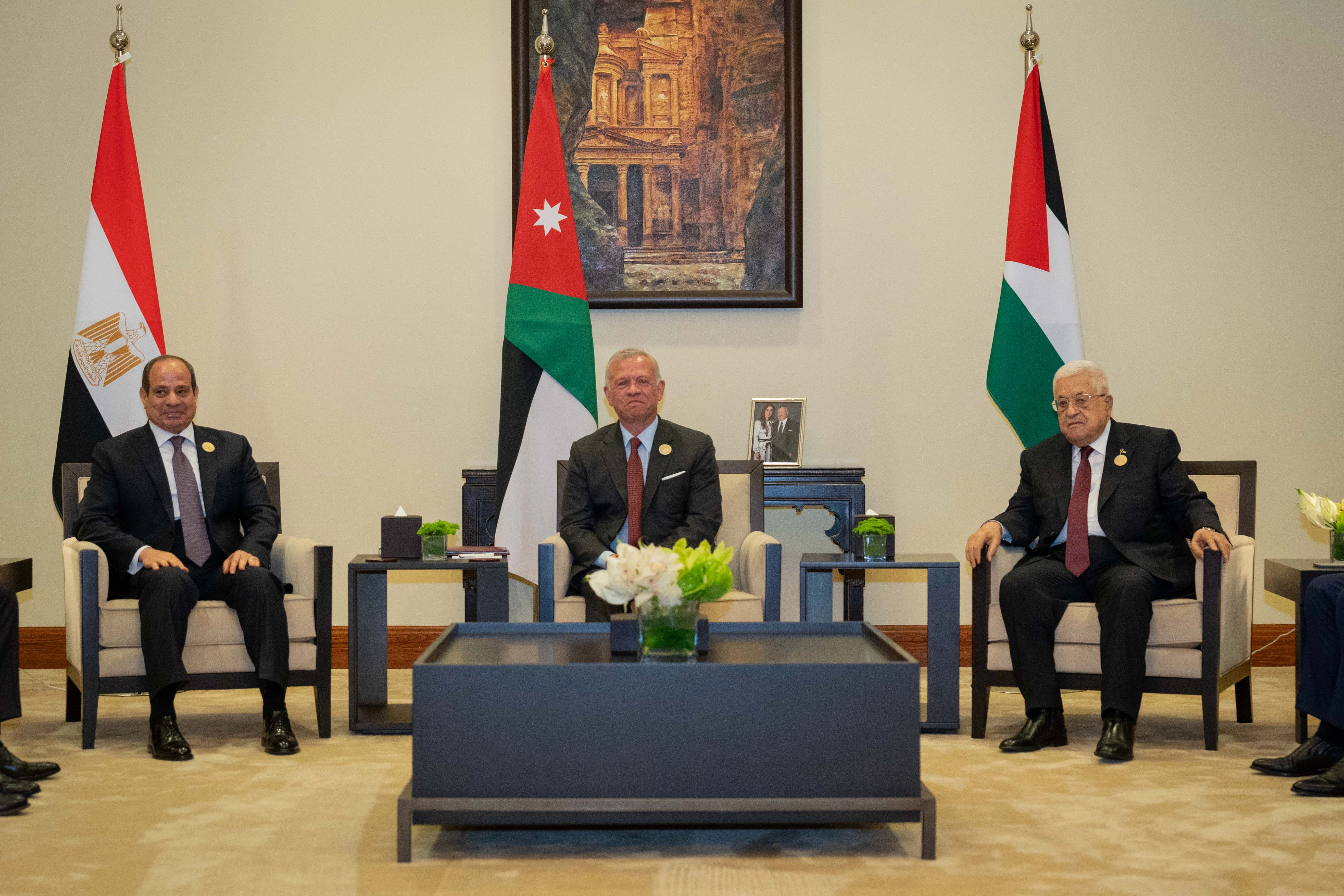 الملك والرئيسان المصري والفلسطيني يعقدون اجتماعا تنسيقيا
