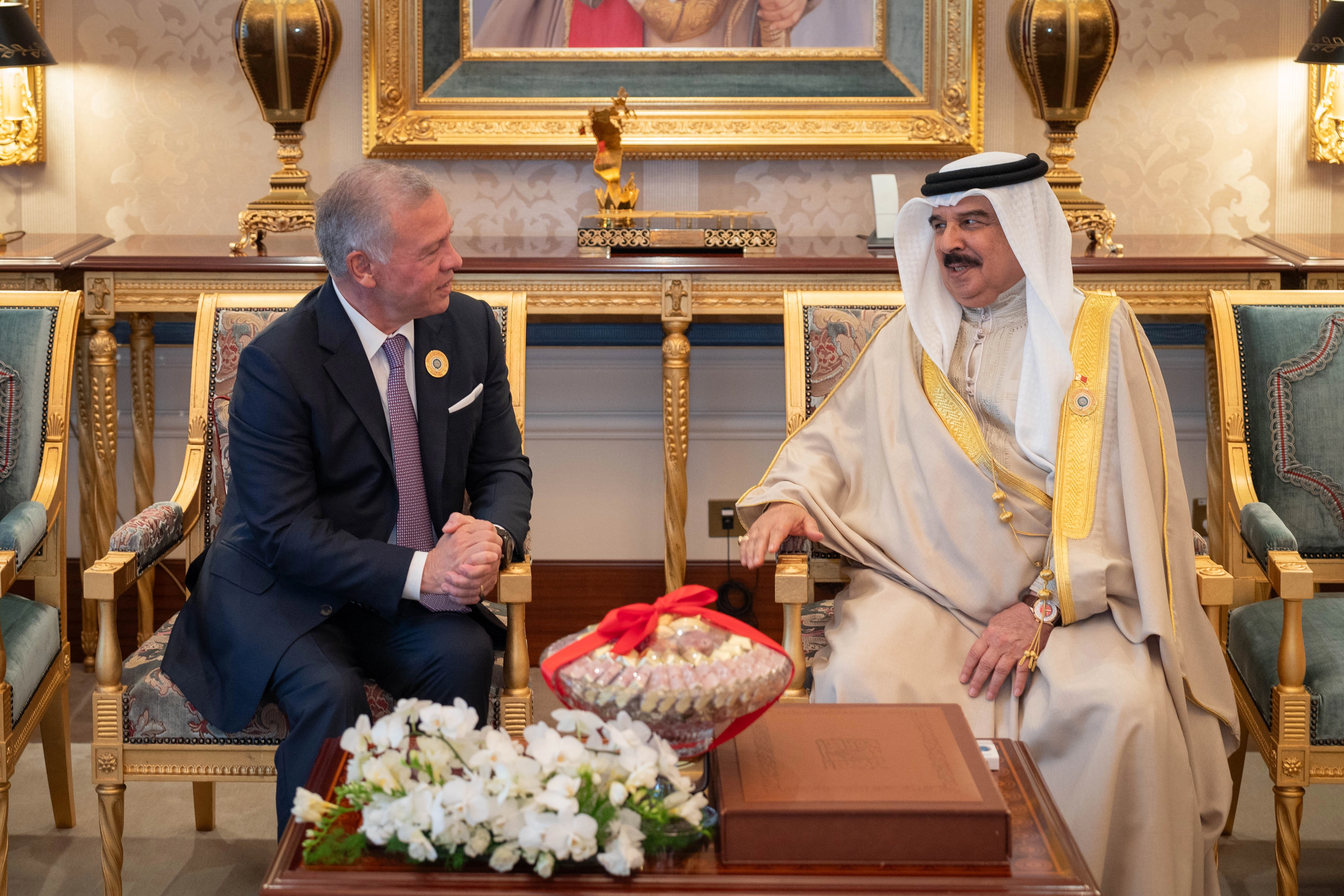 الملك يلتقي العاهل البحريني