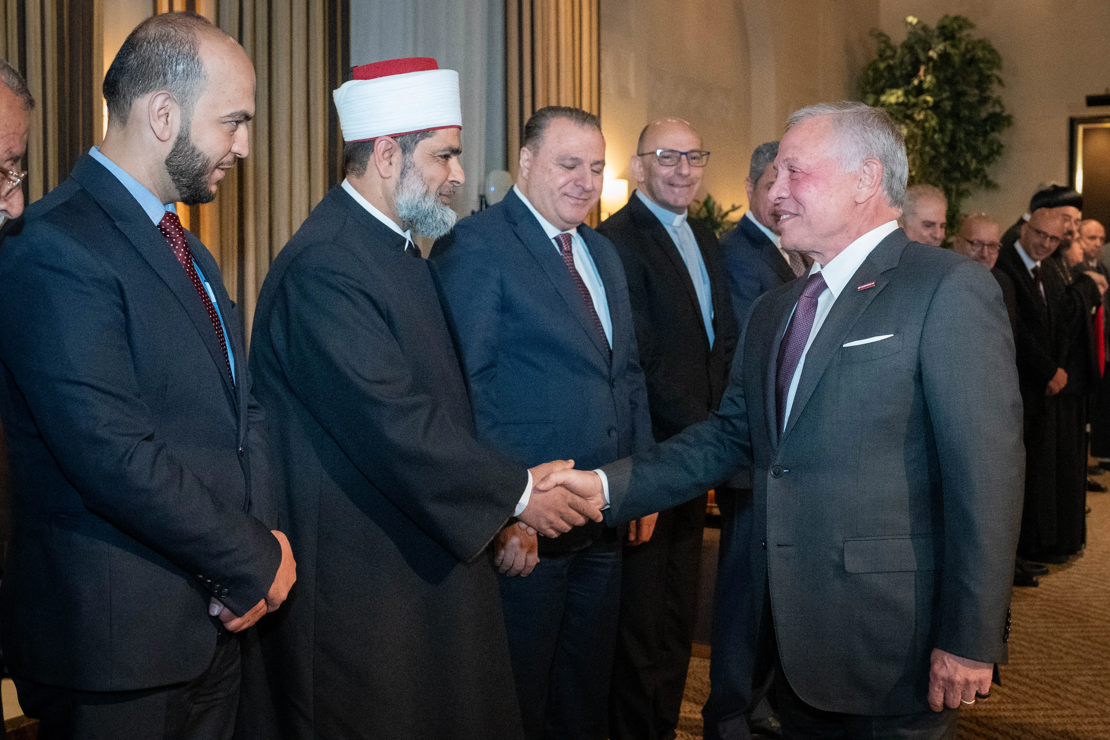 King meets Jerusalemite figures, reiterates Jordan’s unwavering support for Palestinians