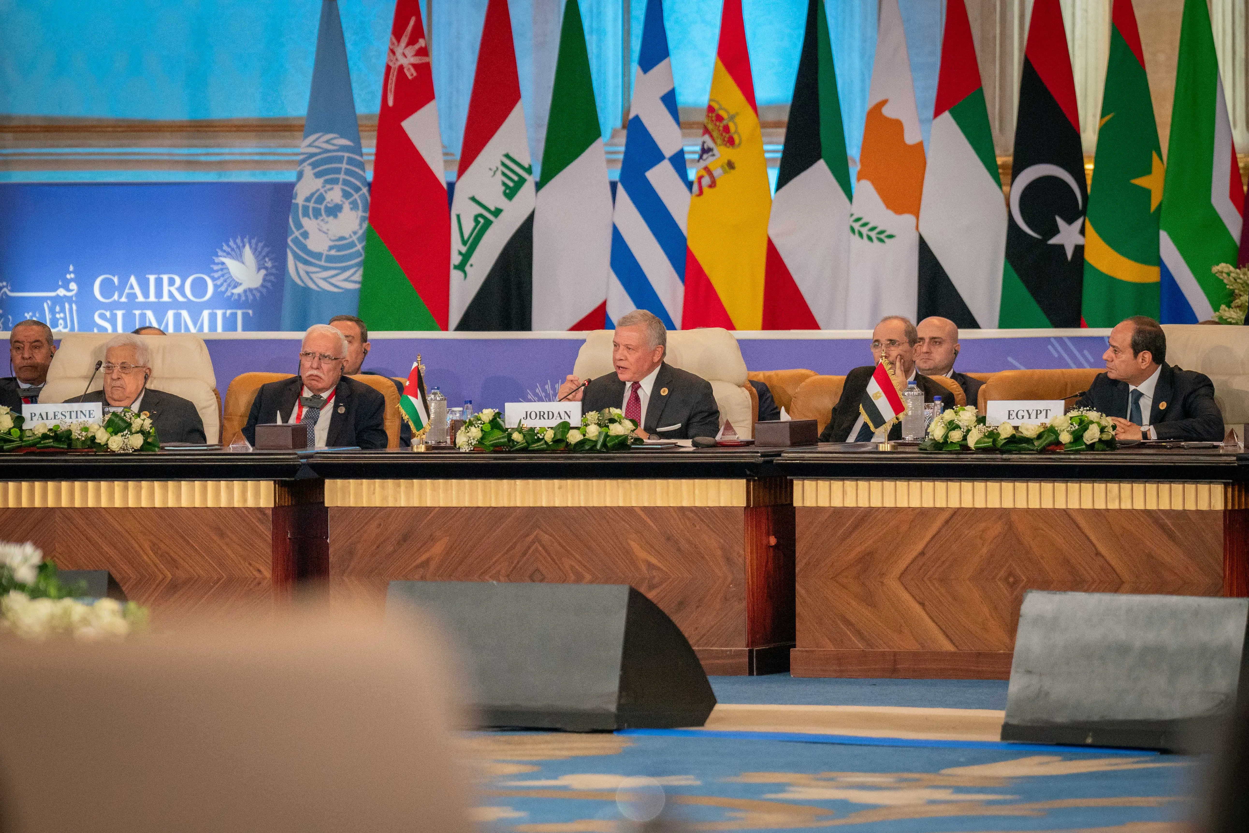 الملك يطالب من القاهرة بالوقف الفوري للحرب على غزة وحماية المدنيين