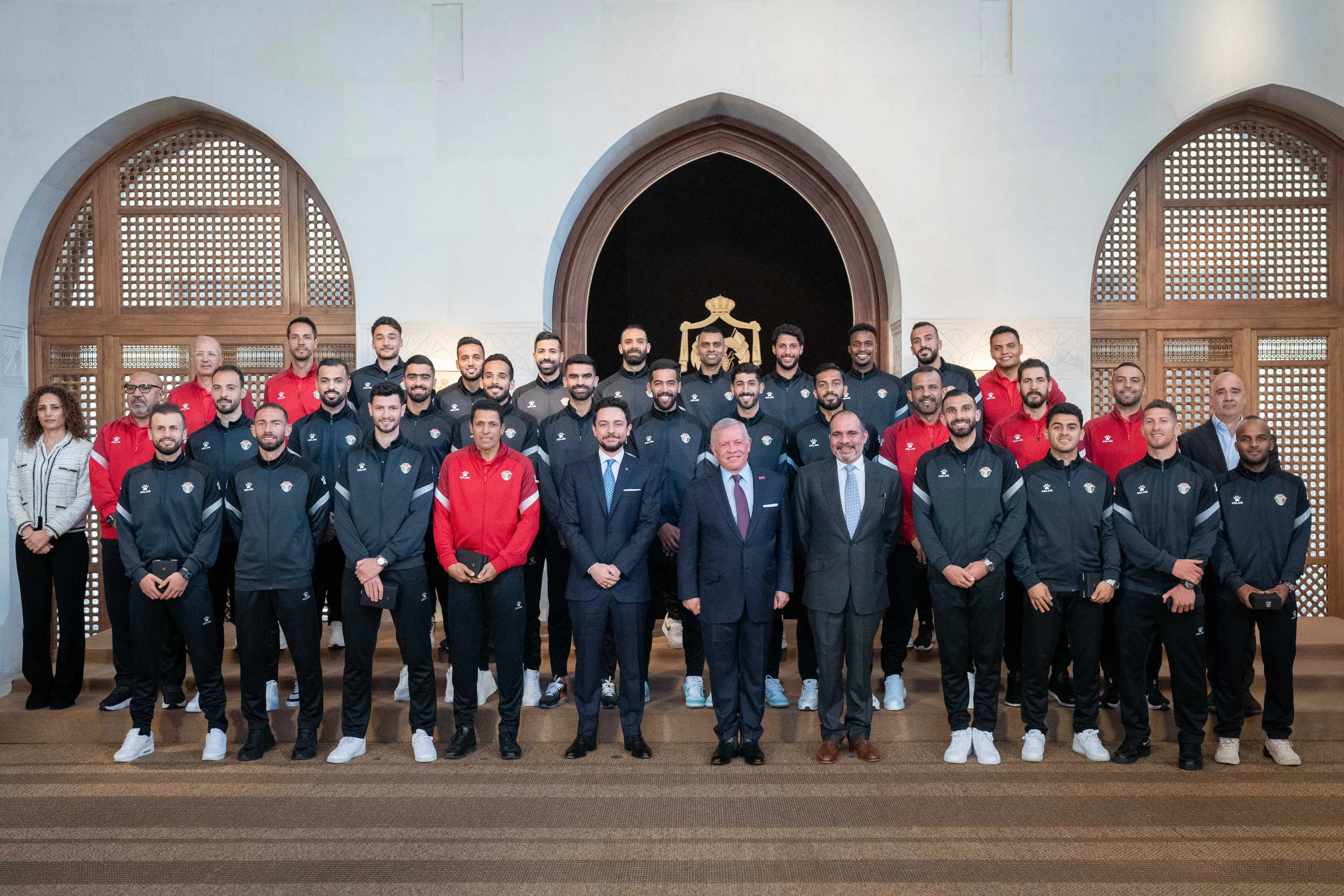 الملك يستقبل نشامى المنتخب الوطني لكرة القدم وينعم بميدالية اليوبيل الفضي على لاعبيه وطاقمه