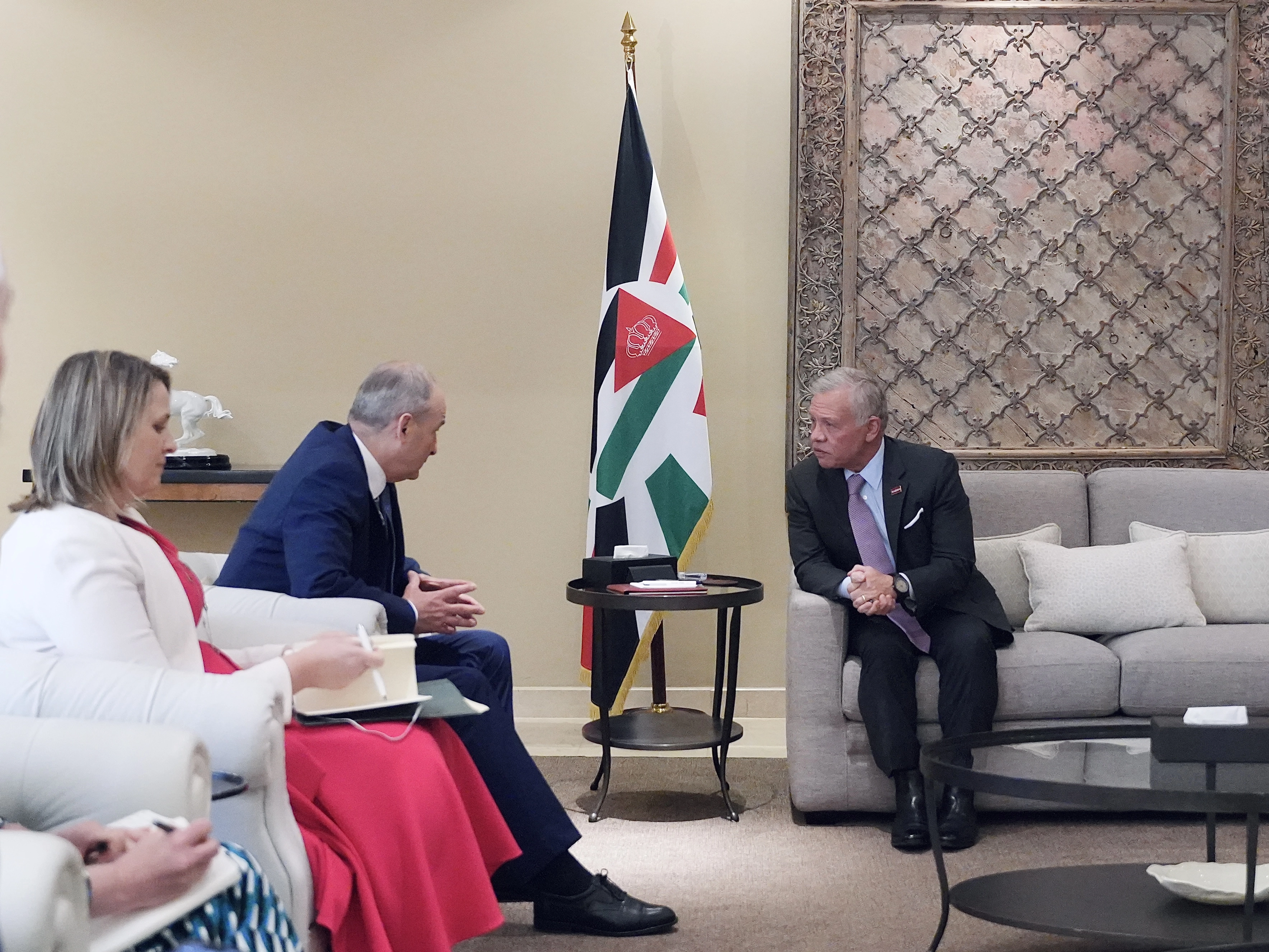 الملك يستقبل وزير الخارجية والدفاع الإيرلندي