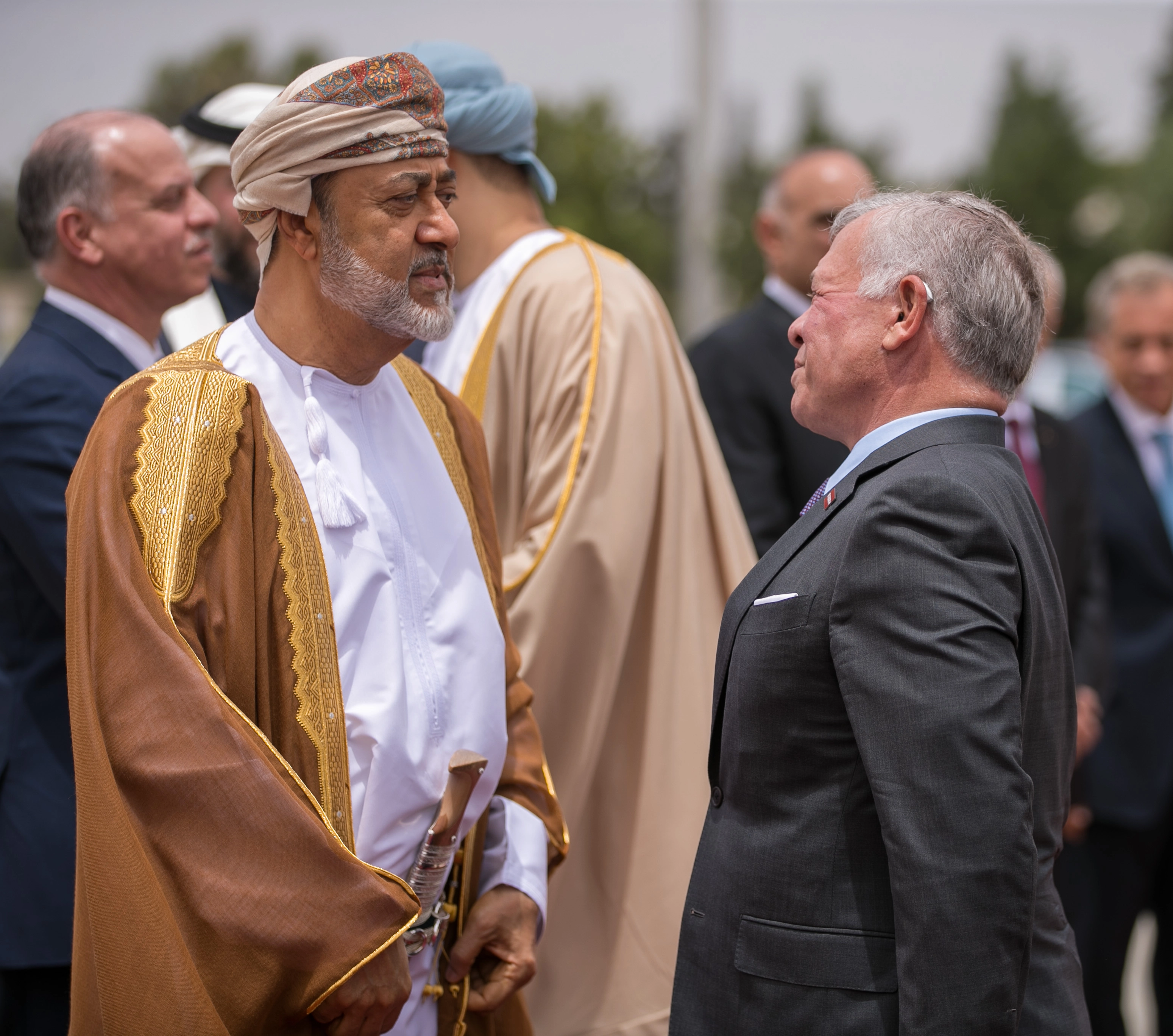 الملك وولي العهد يودعان سلطان عُمان لدى مغادرته
