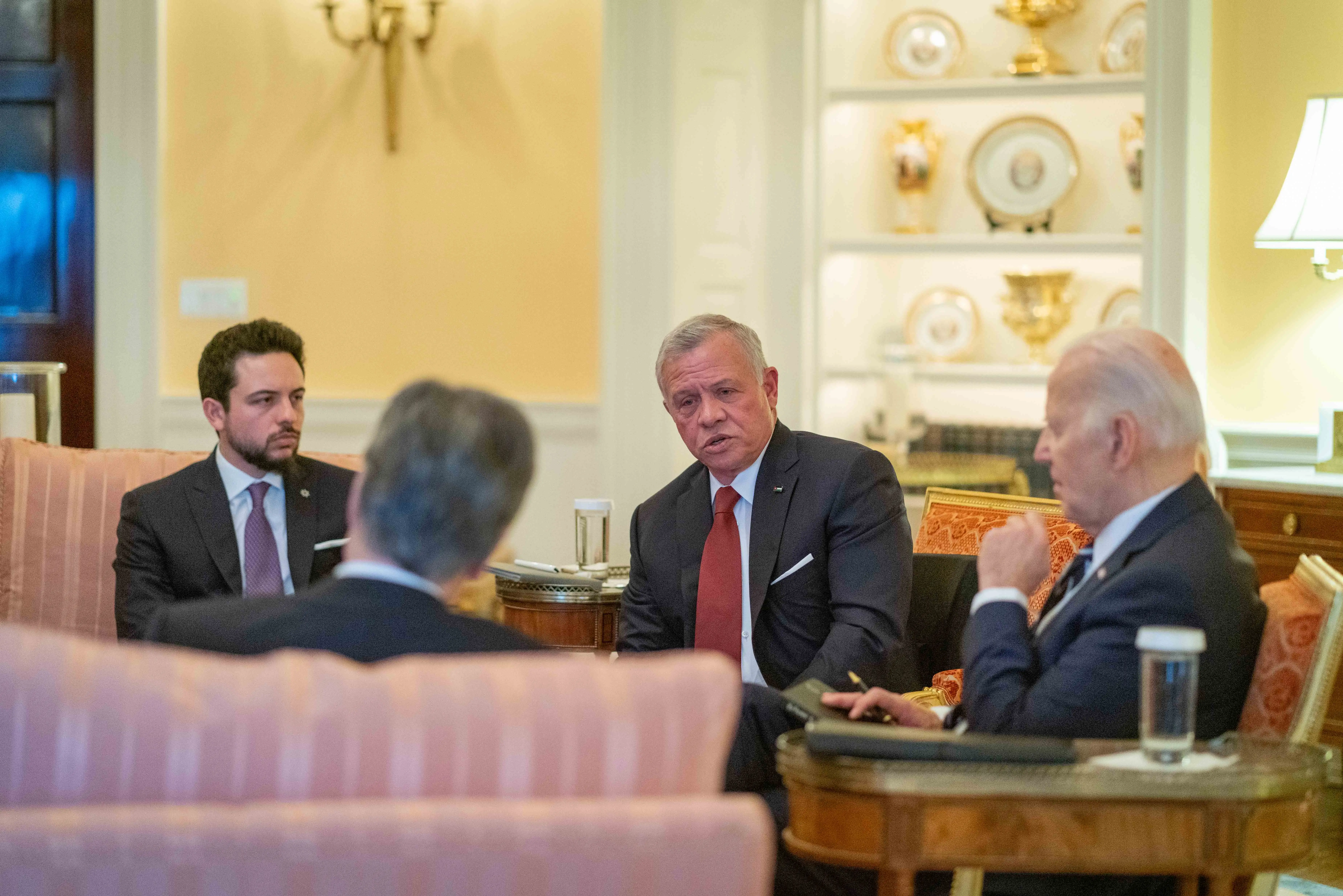 King meets US president, urges end to war on Gaza