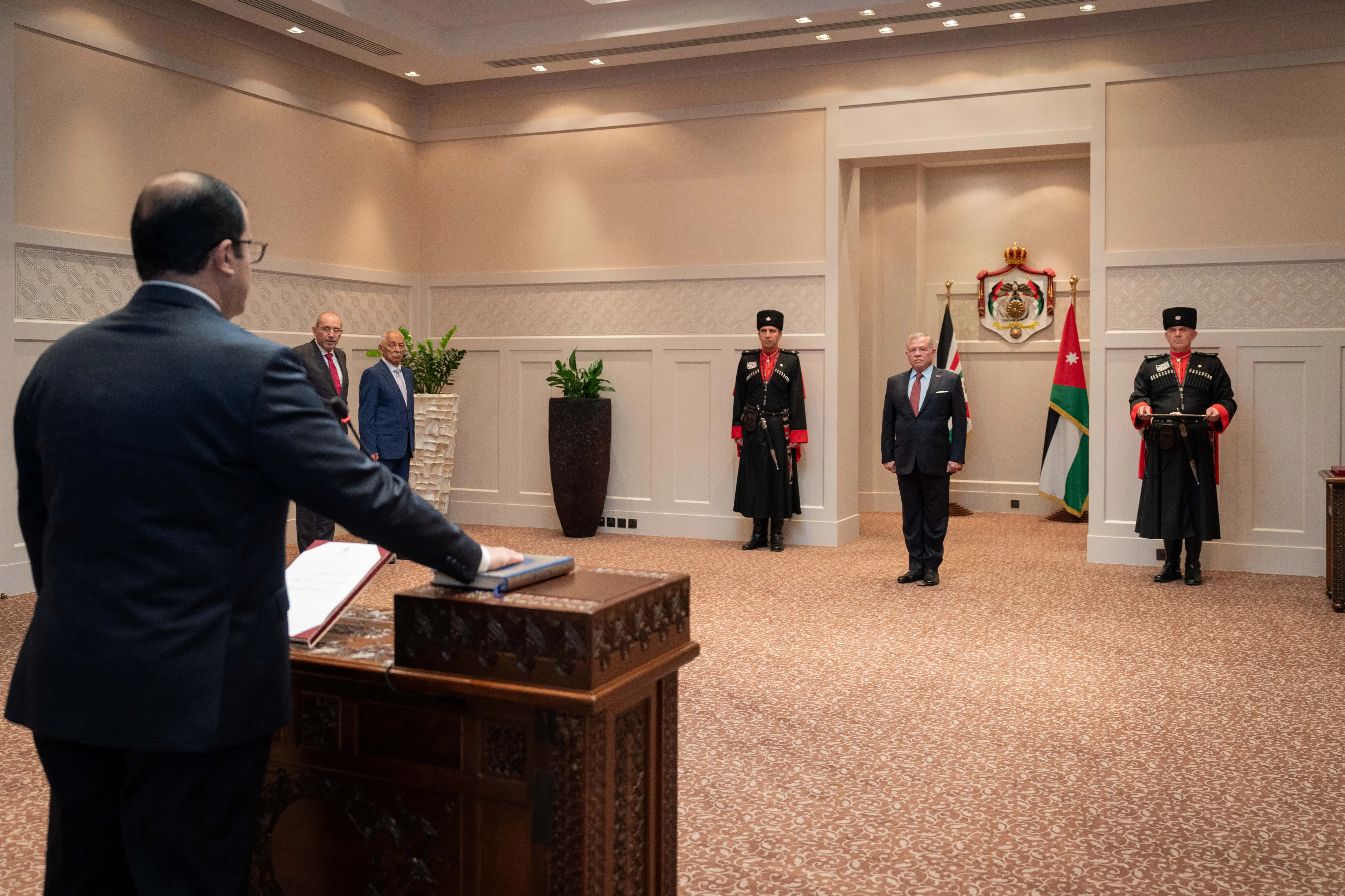 King swears in Hindawi as ambassador to Austria