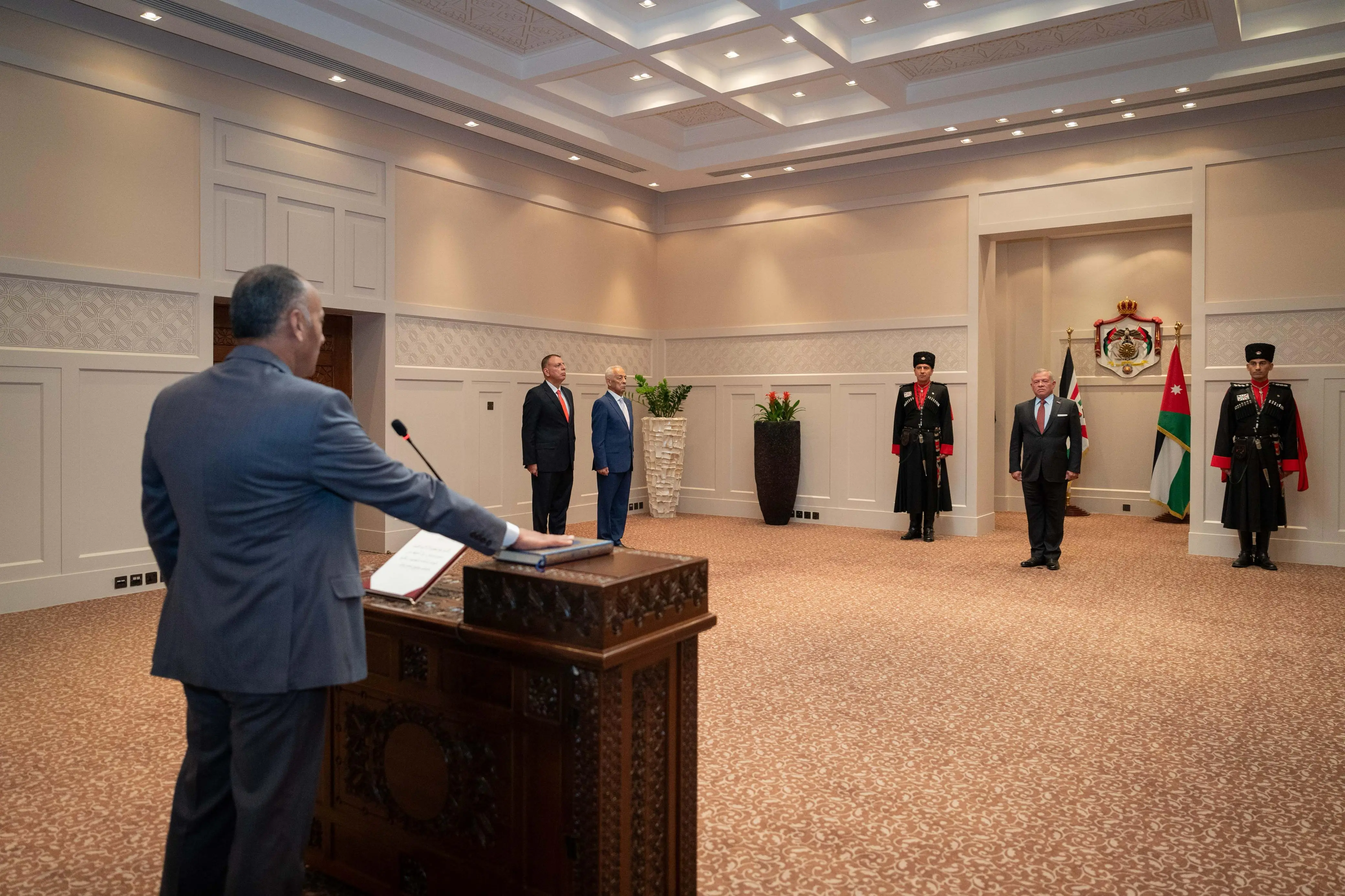 King swears in Zyoud as Tafileh governor