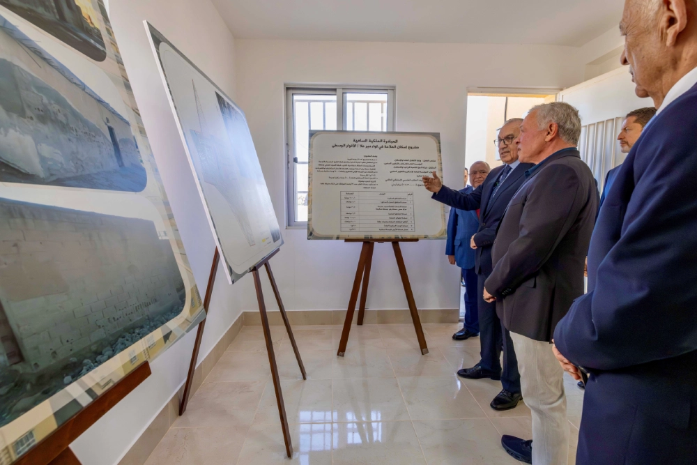 King visits 400-unit Mallaha housing project in Deir Alla