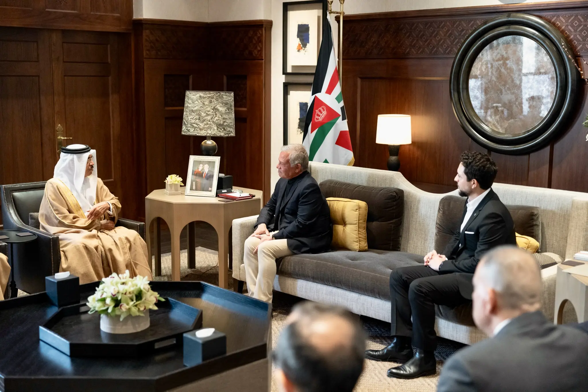 الملك يستقبل وزير الداخلية البحريني