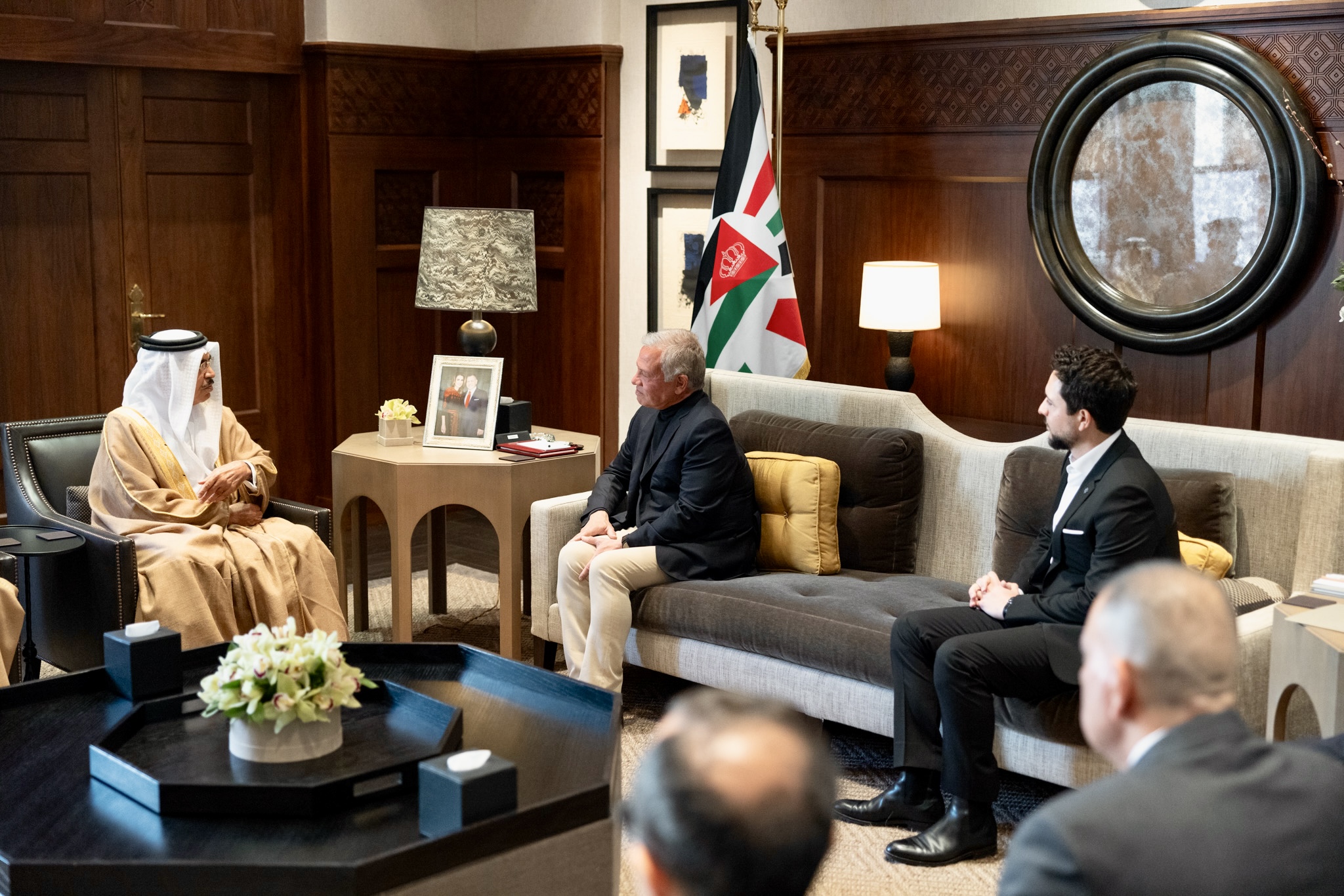 الملك يستقبل وزير الداخلية البحريني