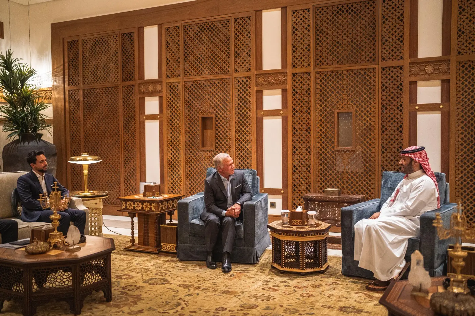 الملك وولي العهد السعودي يعقدان لقاء في جدة